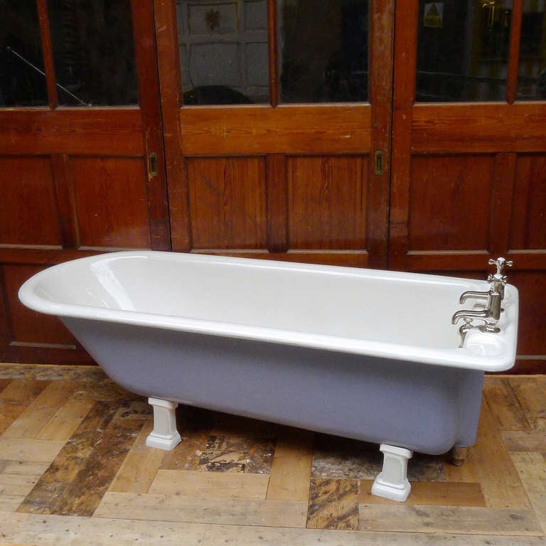 An Edwardian Cast Iron Bath In Excellent Condition In London, GB