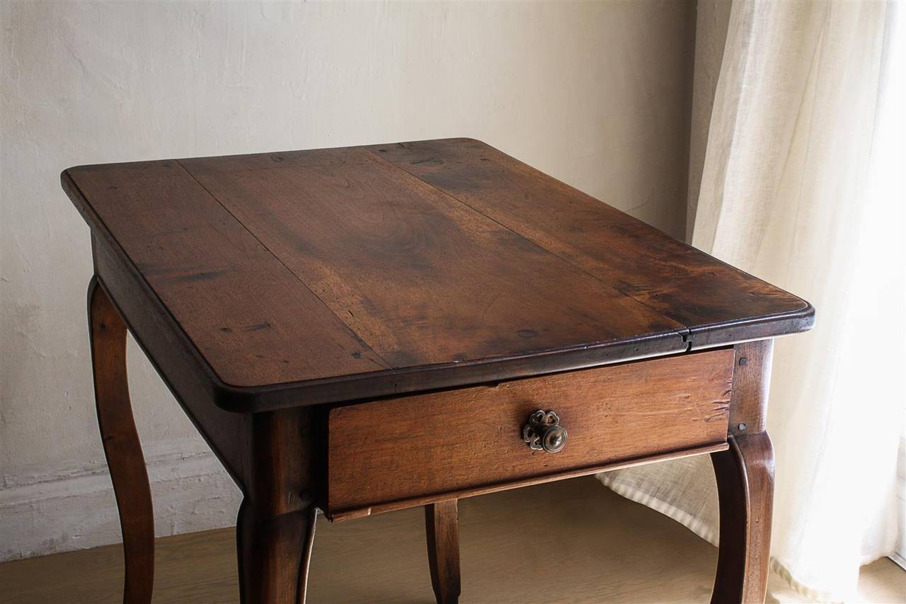 French Louis XV Provincial Walnut Side Table with Single Drawer and Flower Knob In Excellent Condition For Sale In New York, NY