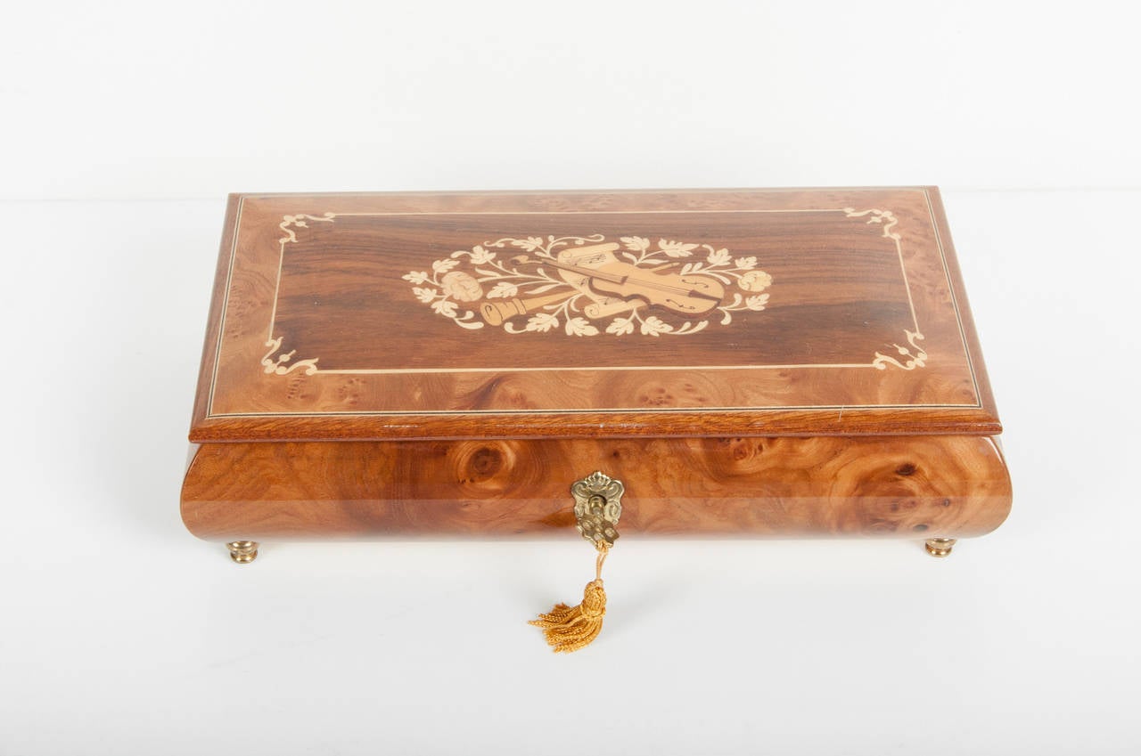 Antique European Romance jewelry box.
With key closure and melodie.
Dimension: 9