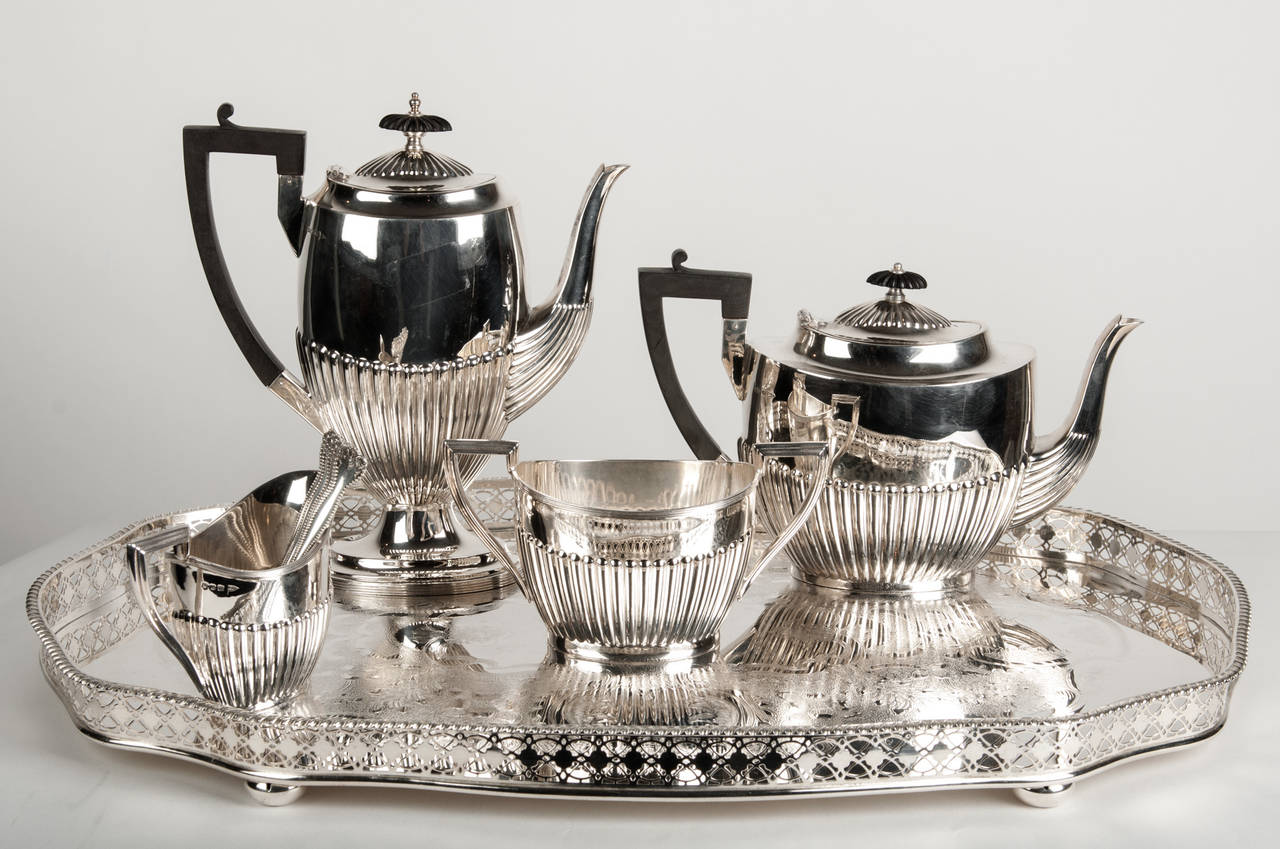 Vintage English Tea or Coffee Service In Excellent Condition In Tarry Town, NY