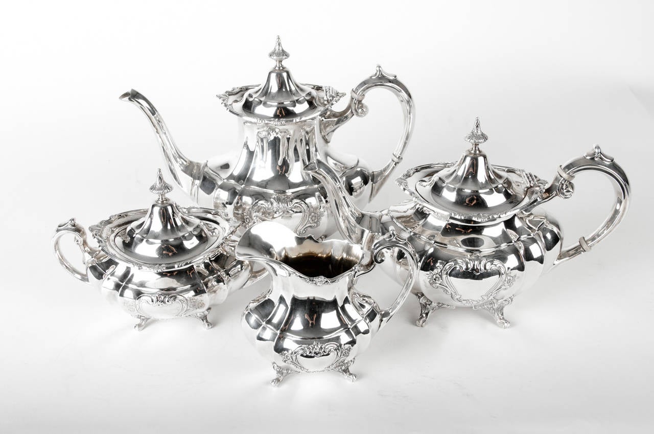 Vintage Sterling Silver Tea and Coffee service . In Excellent Condition In Tarry Town, NY