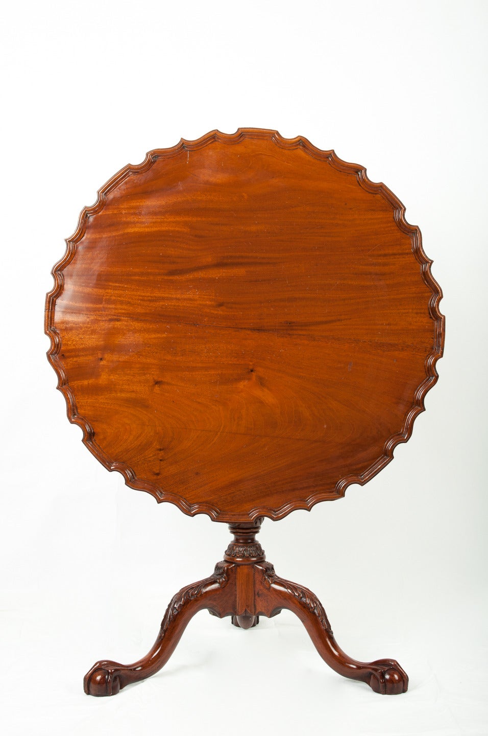 Early 20th Century English Vintage Light Mahogany Pie-Crust Edged Tilt-Top Table