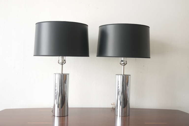 Dieses Paar verchromter George Kovacs-Lampen ist zylindrisch und rundum minimalistisch. Sie sind leicht und ein typisches Beispiel für die Produkte von Kovacs aus den 1970er Jahren.