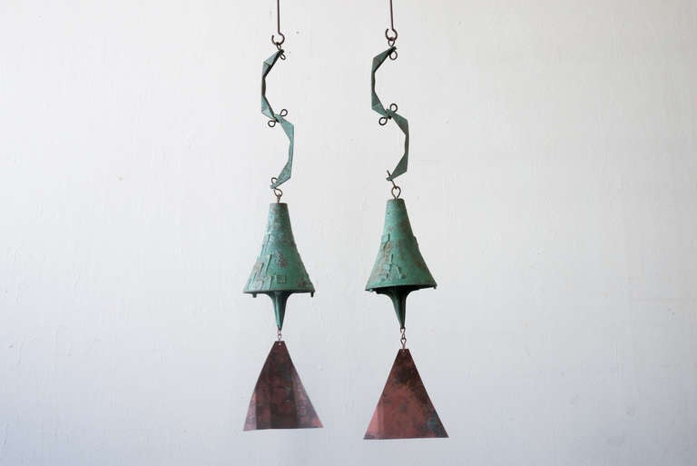 This wind bell Paolo Soleri features bronze plates suspended from the clapper. The bell itself is suspended from thin bronze castings, in the delicate manner of a ribbon. (only one available)