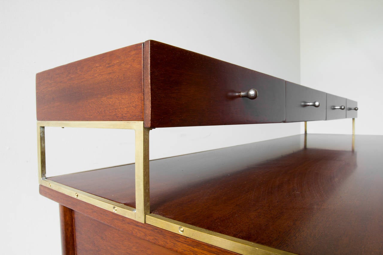 African Mahogany, brass, pulls, Connoisseur collection, Sacks and Sons, 1955.

A stunning Paul McCobb writing desk in African mahogany manufactured by H. Sacks and Sons for his 1955 Connoisseur Collection. Thin and elegant brass trim frames the