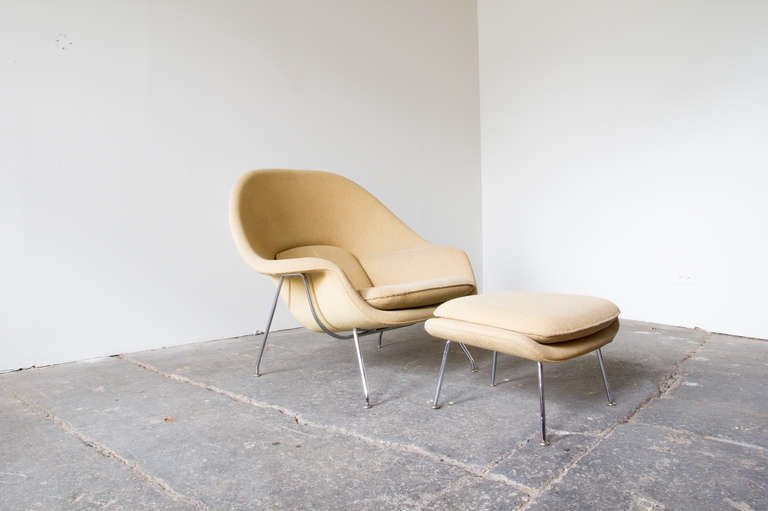 An early 1970s Womb Chair by Eero Saarinen for Knoll in a cream, stubby upholstery. The chair features a light and attractive chromed steel frame. The seat is large and enveloping, offering an array of comfortable seating positions.