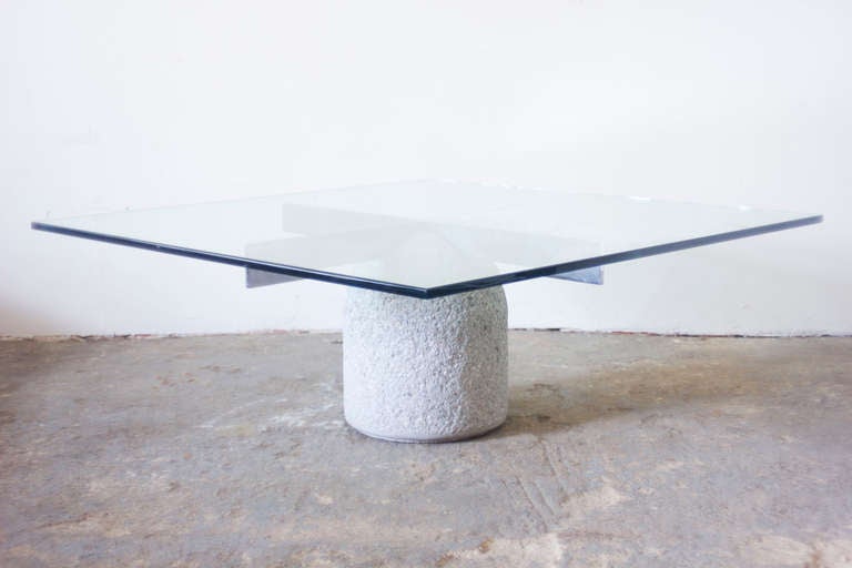 This Offredi coffee table is a Saporiti Italia classic and bestseller. The design and materials are simple and pure: a concrete base, chromed steel cross-beam, and a crystal glass top.