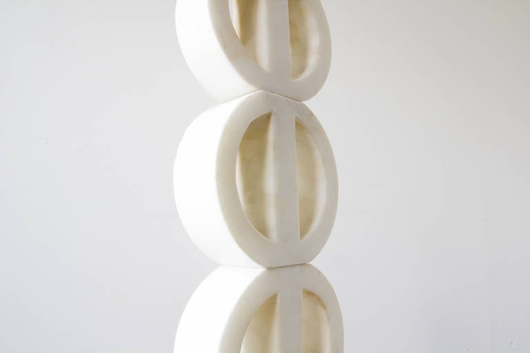 Lampe à œillets en marbre et bois Bon état - En vente à Asbury Park, NJ