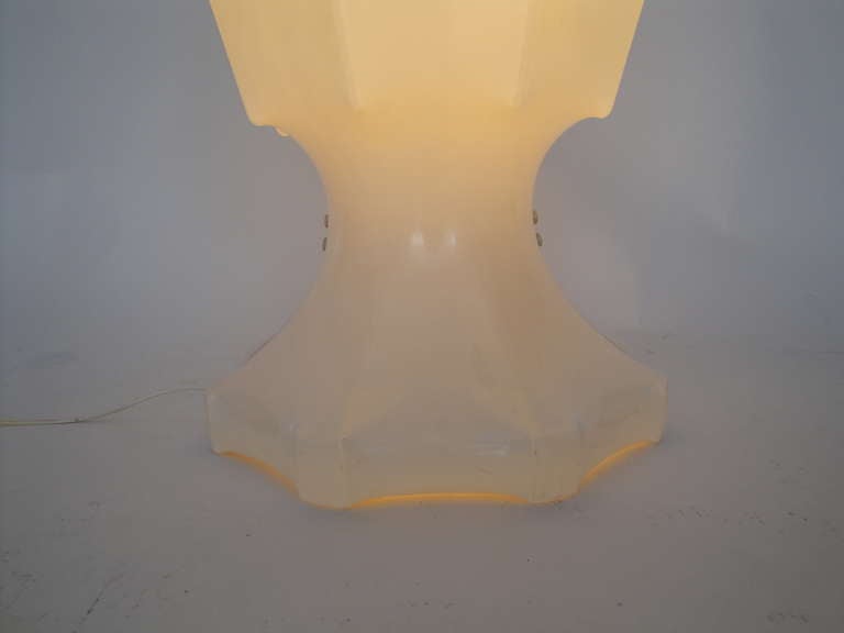 1970's Space Age Molded Plastic Floor Lamp In Excellent Condition For Sale In North Hollywood, CA