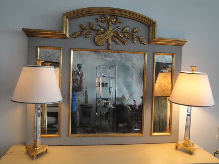 Exquisiter handgeschnitzter Trumeau-Spiegel im französischen Stil, teilweise vergoldet (Unbekannt) im Angebot