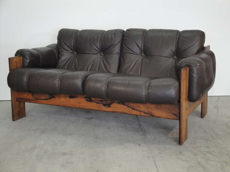 Impressive Mid Century Modern settee in Palisander rosewood and brown leather.
It is in excellent original condition