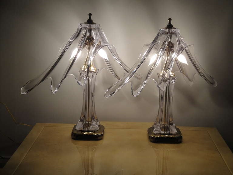 Impressionnante paire de lampes de table en cristal Art Vannes.
Ils sont soufflés à la main et ont la forme d'une vague océanique. 
