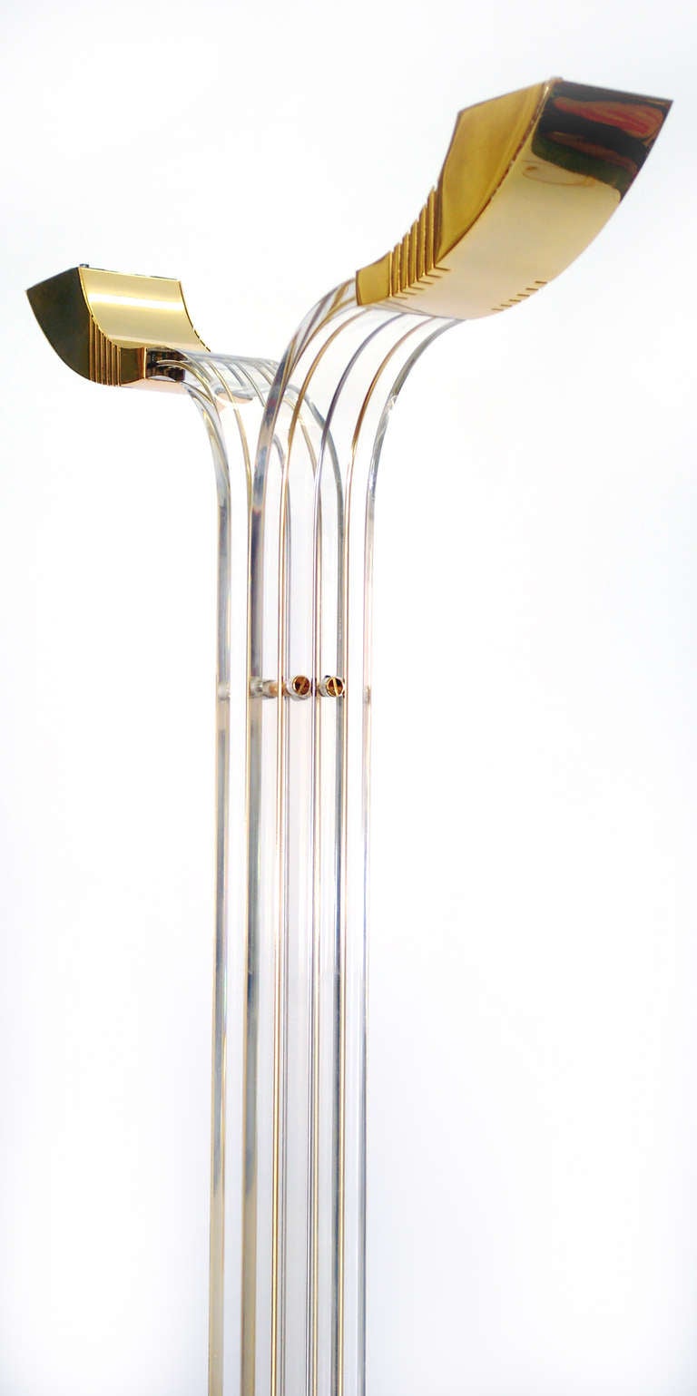 Americano Lampada da terra in lucite e ottone in stile Art Déco in vendita