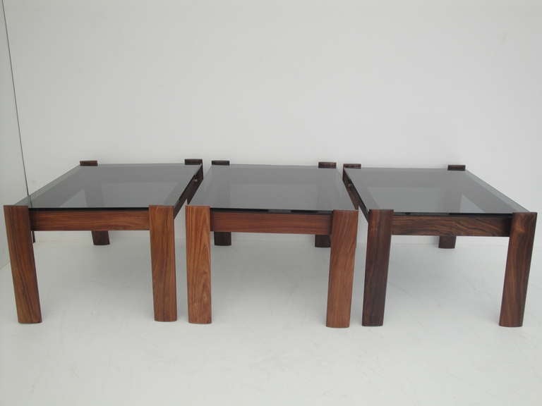 Mid-Century Modern Ensemble de trois tables d'appoint ou d'extrémité en bois de rose brésilien Percival Lafer en vente