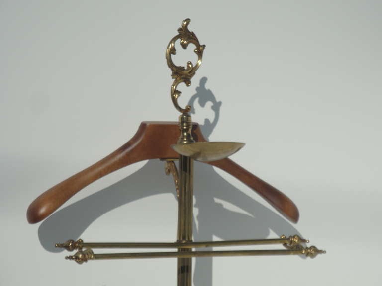 Gorgeous Triple Rococo Leg Brass and Wood Valet In Excellent Condition In North Hollywood, CA