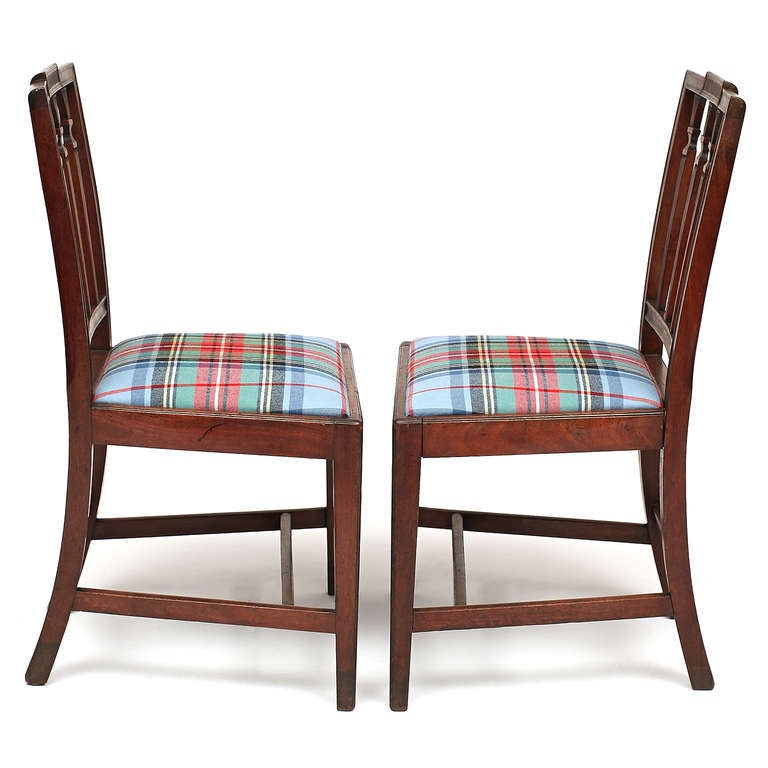 Pair of American Walnut Federal Side Chairs In Excellent Condition For Sale In New York City, NY