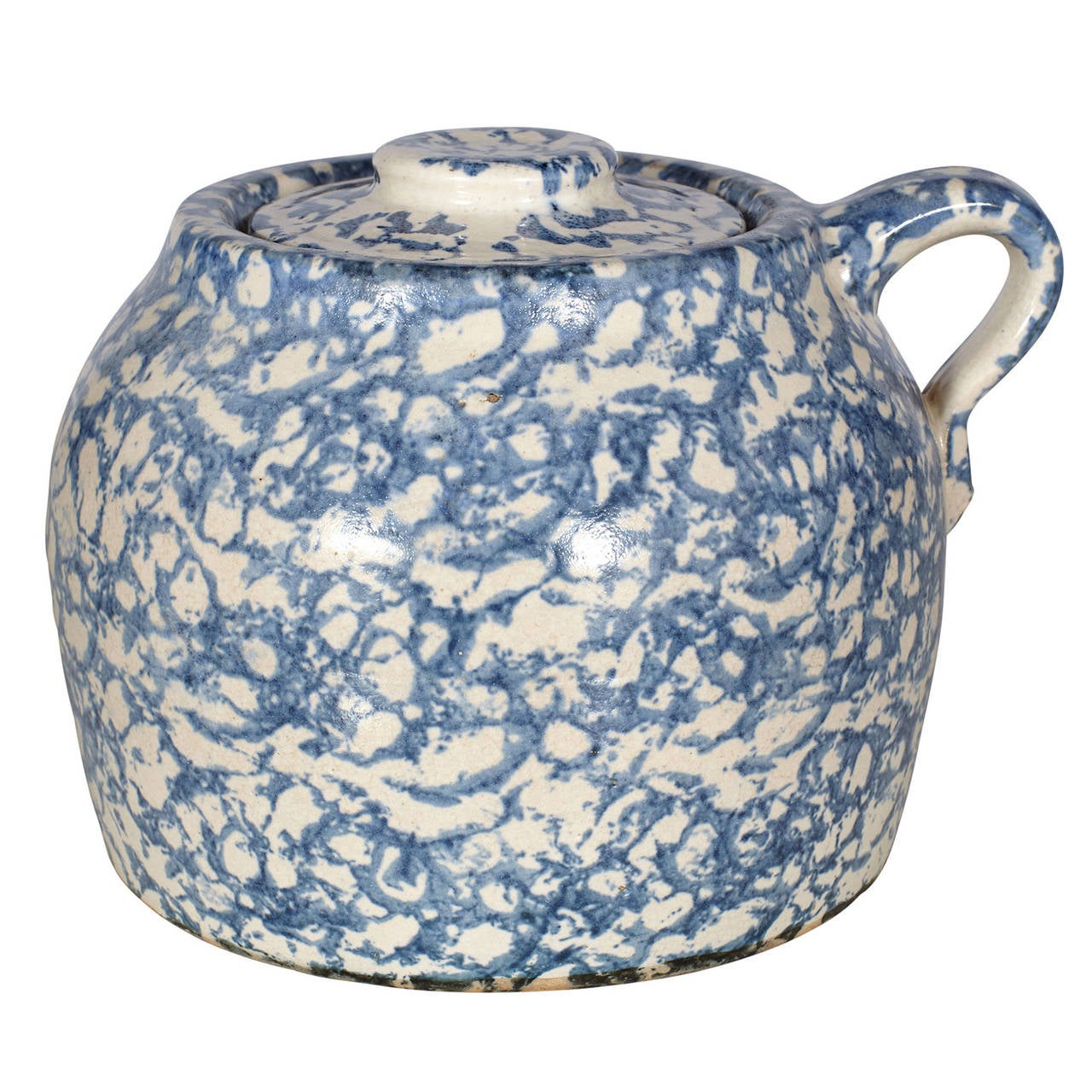 An English hand-turned blue and white spongeware lidded bean pot from 1880s.