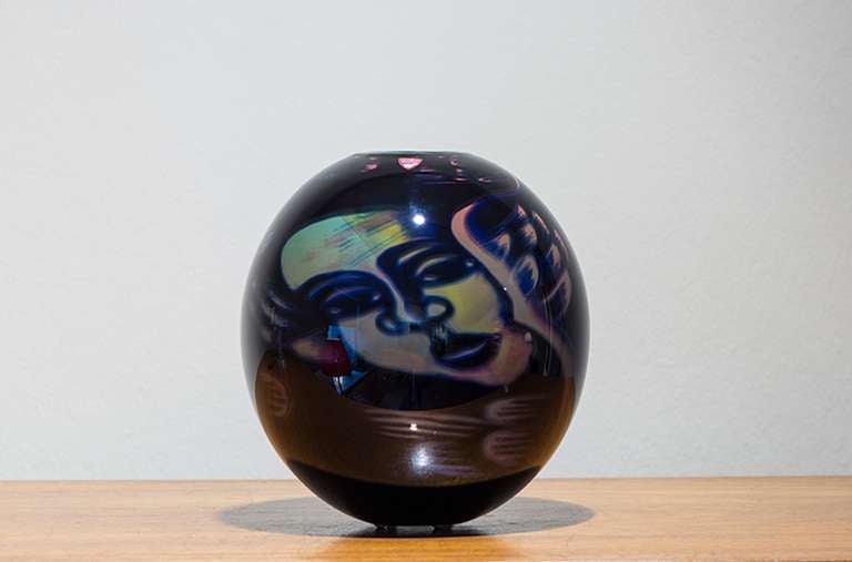 Vase Orrefors 1988, Nr 968730
This vase is characterized by its nearly spherical shape, decorated in dark tones. The shades of color ranging from dark brown to purple and from green to beige.
