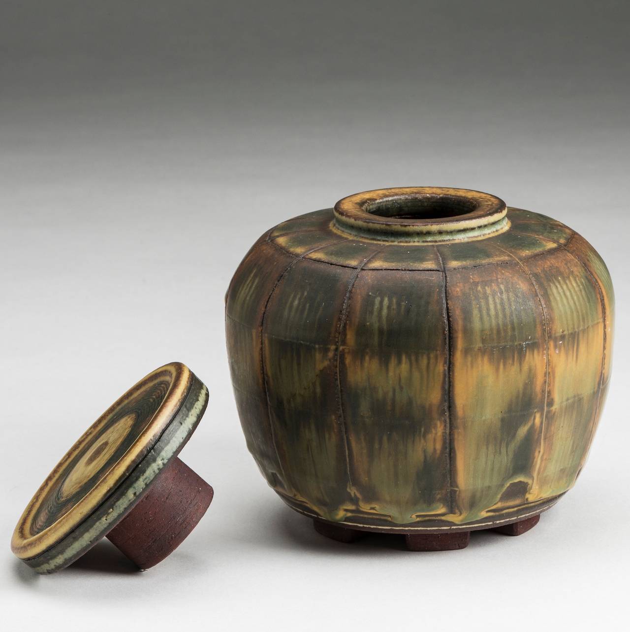 This lidded urn comes from the Birgit Nilsson Farsta collection.
Art historians and collectors today consider the Farsta pieces the culmination of Wilhelm Kåge’s artistic production.
Height 14 cm.