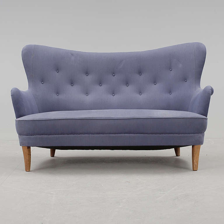 This sofa, which bears the name of the city GÄVLE, has a slightly curved down back and is 150 cm wide.