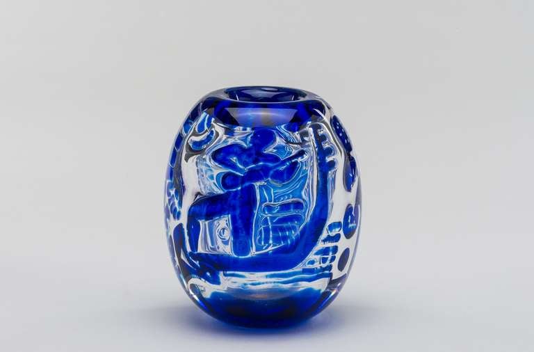 Blue vase, signed Ariel Nr. 132 EE, Orrefors 1950.
Karl Edvin Öhrström often used the ariel technique, which he had invented together with the master Gustaf Bergkvist and the artist Vicke Lindstrand. His objects play with light reflections and