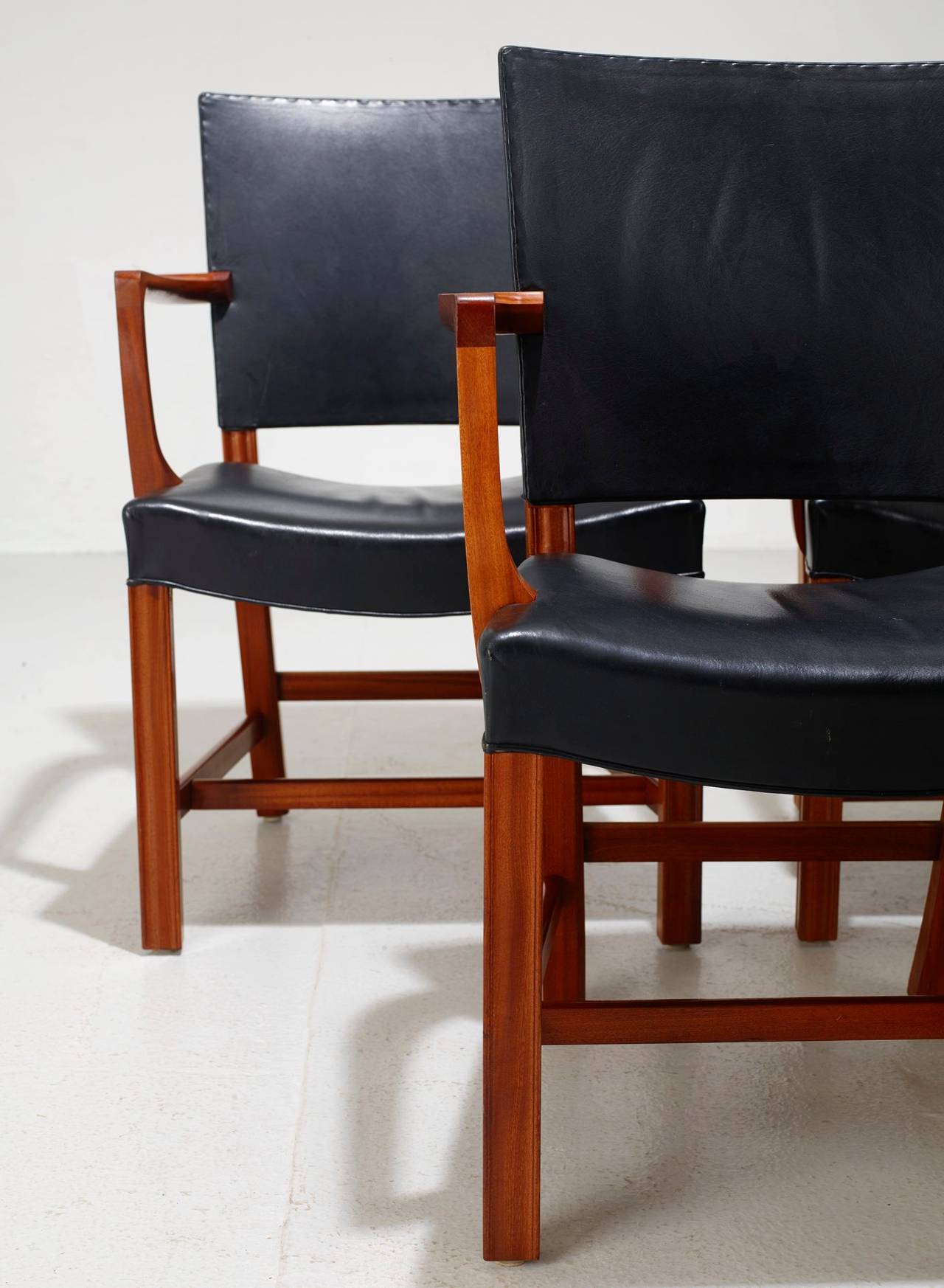 6 Kaare Klint armchairs, mahogany wood, upholstered in black leather, label marked KK Rud Rasmussen SNEDKERIER 36621. The chair was designed for the Industrial Art Museum's lecture hall in Copenhagen in 1927.
In 1930, Kaare Klint added armrests to