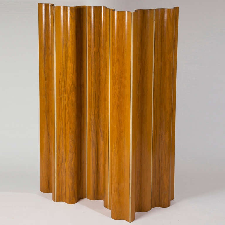 Charles and Ray Eames designed this Paravent (Folding Screen) in 1946, after experimenting with bending laminated wood for years. The created their own technique which was also used for the 