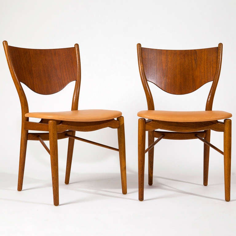 A pair of Finn Juhl chairs for Borvike.
These BO-46 chairs are very rare! They backrests are made of wood, the seats are upholstered in leather.