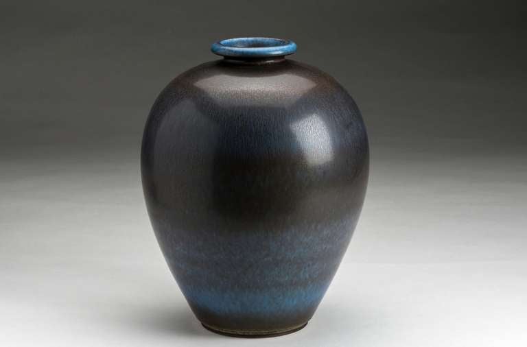 Berndt Friberg (1899-1981), Sweden’s master potter, was originally employed as a thrower to Wilhelm Kåge and Stig Lindberg at Gustavsberg’s pottery. He applied his characteristic glazes painstakingly to achieve astonishing structure and depth.