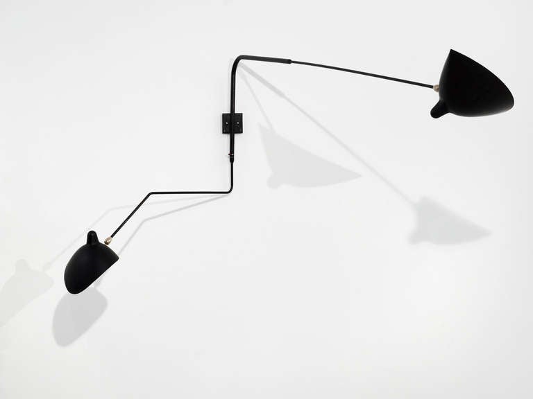 Serge Mouille (1922-1988)
Angled two-armed wall lamp
1954
Black and white lacquered metal and brass.
Dimensions : H 35 ½ in. x Length 70.8 / 39.3 in.
Provenance : Private collection, France
Bibliographie/Bibliography : 
Pralus, Pierre Émile.