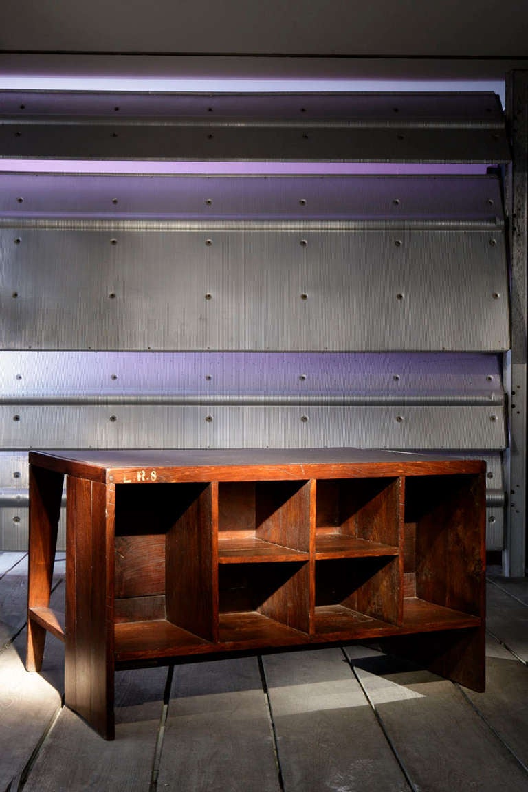 Pierre Jeanneret (1896-1967).

Base building desk,
circa 1955.

Desk made of teak, with one lateral drawer, six front racks, black leather top.

Provenance: Special commission for the administrative buildings of Chandigarh, India.