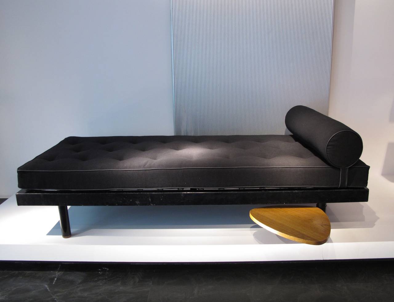 Jean Prouvé (1901-1984).

S.C.A.L. daybed,
circa 1954.

Black lacquered metal frame with wooden swiveling pad, fabric.

In : Renée Diamant, Lits isolés ou jumelés, dans L’Architecture d’Aujourd’hui, sept-oct 1954, p. 36.