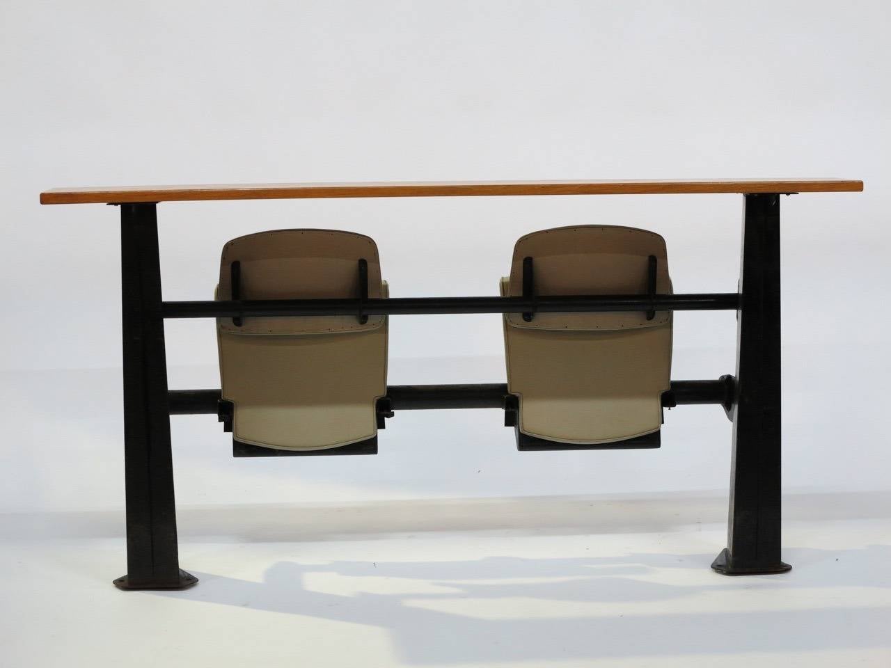 Jean Prouvé (1901-1984).

Lecture Hall bench, 
circa 1956.

Black lacquered bent steel sheet structure, supporting two standard seats with light grey leatherette upholstery.

Provenance : CEA Grenoble 1956.