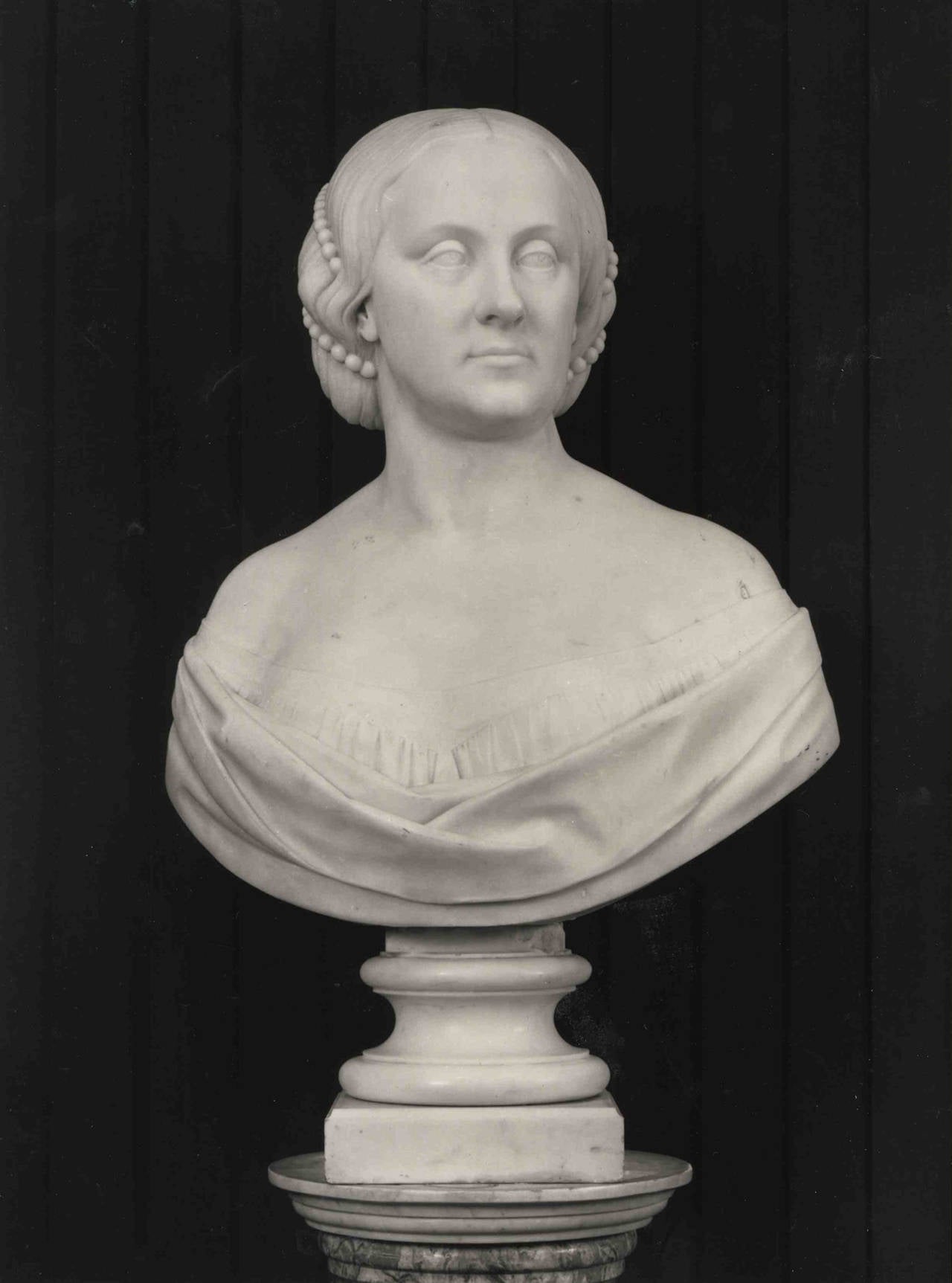 A pair of portrait busts in white marble representing a couple; probably the American ambassador in Rome and his wife, circa 1860.

Measurements:
Gentleman: H. 88 cm x l. 53 cm x d. 34 cm; Lady: H. 74 cm x l. 49 cm x d. 30 cm

Born in Waterloo,
