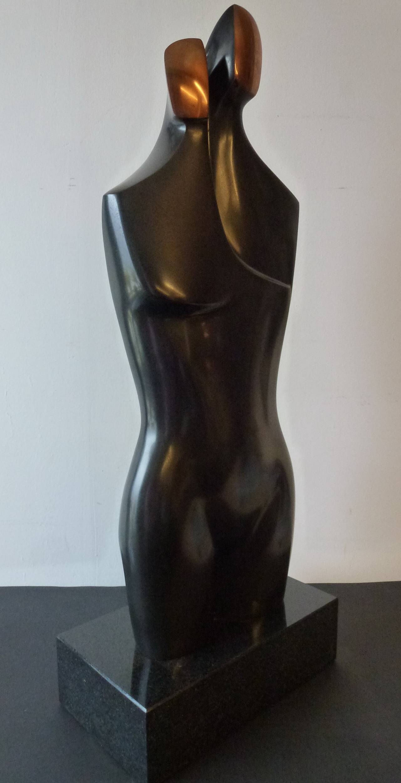 with polished faces, on hardstone base.
Signed and numbered: Pecego 4/8

Gloria Pecego (Rio de Janeiro, 1954) lives and works in Rio de Janeiro and in various European cities such as Paris and Amsterdam. She followed various art studies in Europe