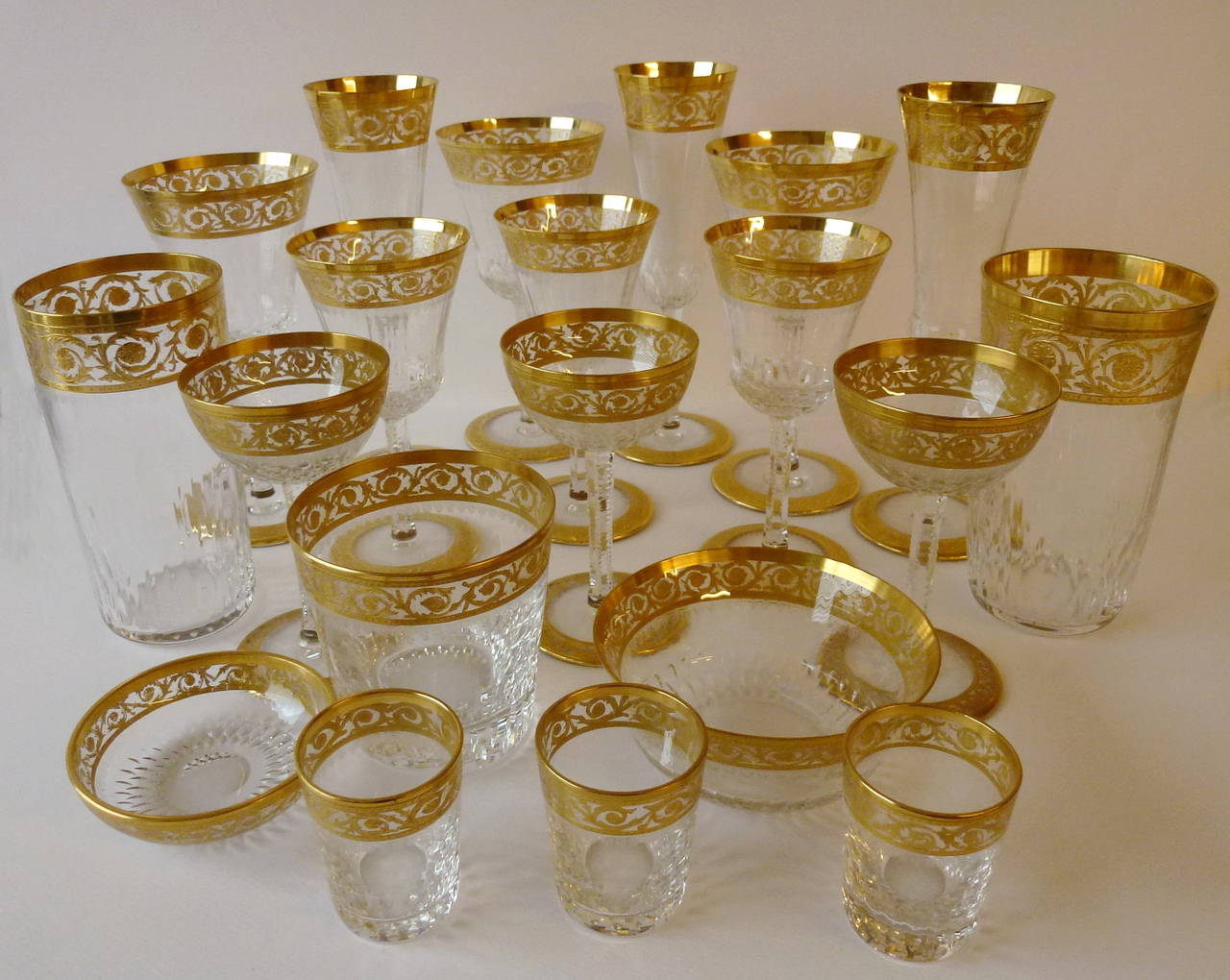 Mouthblown, hand-cut crystal glass, gilded
Comprising: 32 large wine glasses h. 16,2 cm; 25 smaller wine glasses h. 14,2 cm; 22 Champaign flutes h. 19 cm; 19 cocktail glasses h. 12 cm ; 6 tapering high ball glasses h. 13 cm; 6 high ball glasses h.
