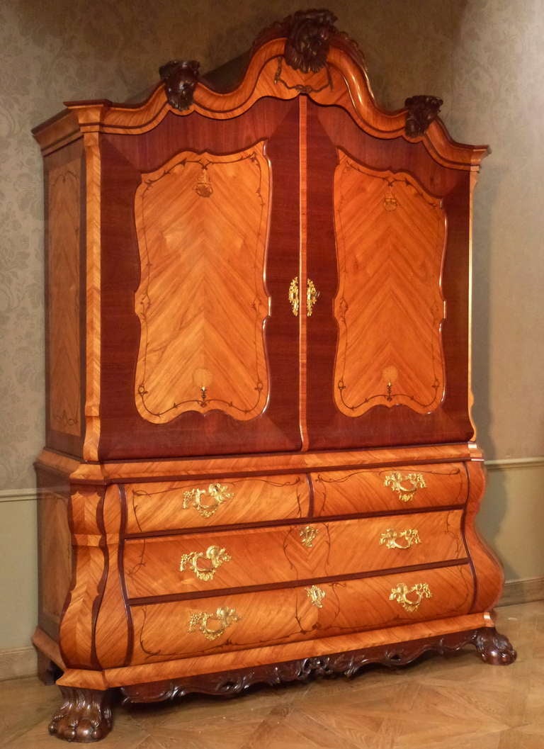 Veneer A beautiful Dutch Louis XV cabinet For Sale