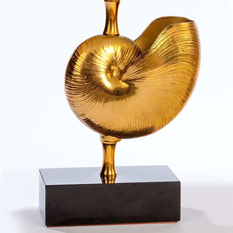 Lampen aus Bronze mit Nautilus-Muscheln, Paar (Moderne der Mitte des Jahrhunderts) im Angebot