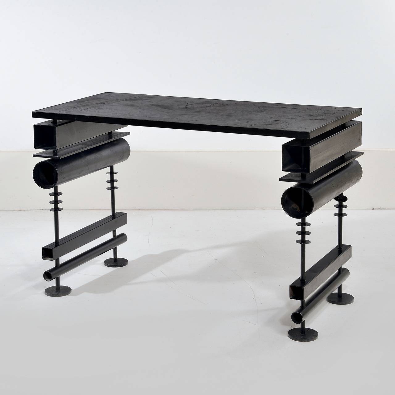 Lacquered metal desk or console designed by Hubert Le Gall (born 1961) designed in 1996. Model 'Fusain' a unique piece.
Bibliographie : J.L. Gaillemin, 
