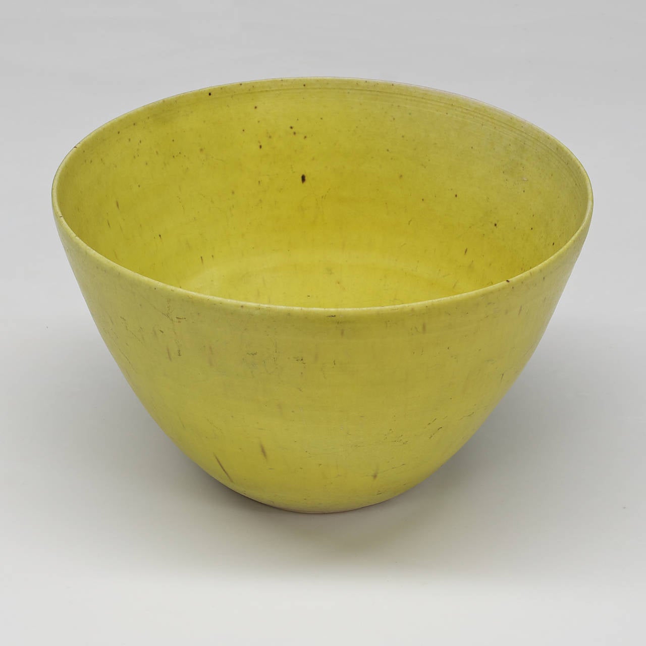 Edith Heath (1911-2005) a fondé Heath Ceramics, à Sausalito, en Californie, en 1948, après son exposition solo de poterie à la Légion d'honneur de San Francisco. Extrêmement rares, très peu d'exemples de son travail de studio existent en dehors des