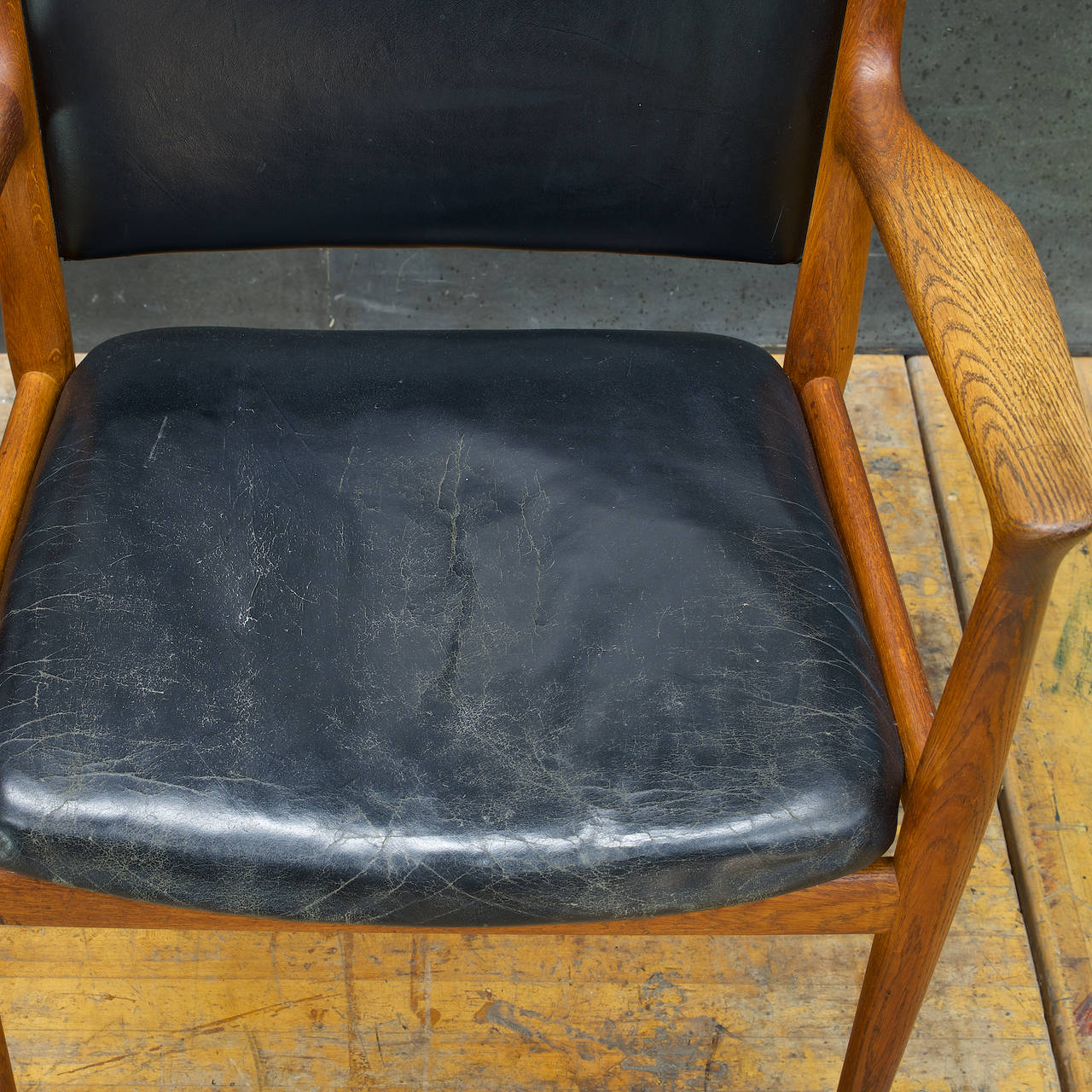 Hans Wegner JH-513 Leather Oak Arm Conference Chair In Distressed Condition In Hyattsville, MD