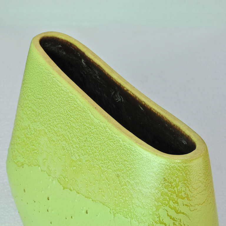 Russel Wright Bauer Jonquil Art Pottery Modernist Vase In Excellent Condition In Hyattsville, MD