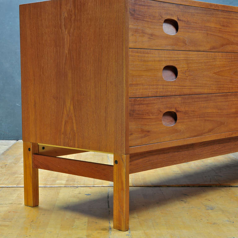 1950's Vitre' Danish Mid-Century Modern Long Teak Bedroom Dresser In Excellent Condition In Hyattsville, MD