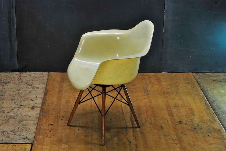 Mid-Century Modern 1950 Eames PAW Herman Miller Zenith Dowel Leg Chair Rope Edge Lemon Yellow For Sale