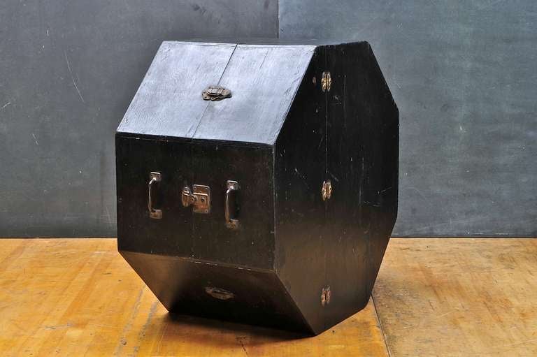 Vintage wooden octagonal double lidded band drum box. Very good vintage condition, and fully functional.

Measures: Width: 31.25 x depth: 19.75 x height: 31.25 in.