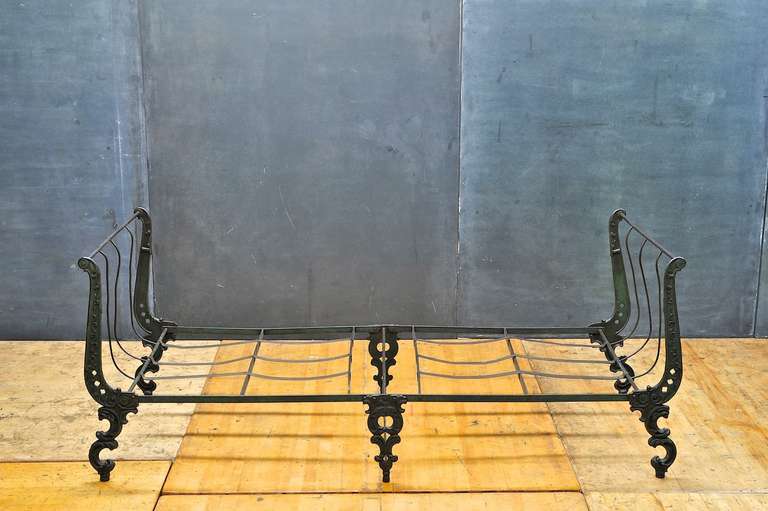 Vintage Civil War Era High Victorian Cast Iron Daybed / Folding Bed Frame. Good Vintage Condition. (Frame Only, Pad and Pillows not included.)

Width/Length: 70 x Depth: 31 x Rail Height: 30.5 in.