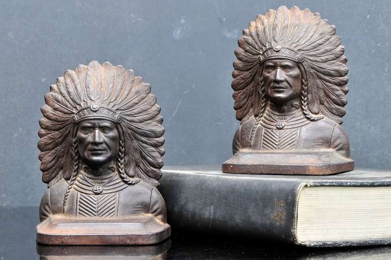 Vintage Native American Indian Chief in Bronze or Cast Iron, Bookends. Very Good Condition, No Signature, Very Good Detailed Casting, very Sharp Features. No Damage.

Width: 4.5 x Depth: 3 x Height: 6.5 in.