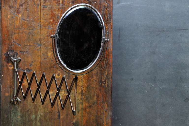 Grande specchio da parete ovale a fisarmonica in bronzo di epoca vittoriana. Condizioni vintage molto buone, con segni di usura e ossidazione. Perfettamente funzionante, patina su tutte le superfici.

Misure: Larghezza 12½ - 41½ x altezza 26½