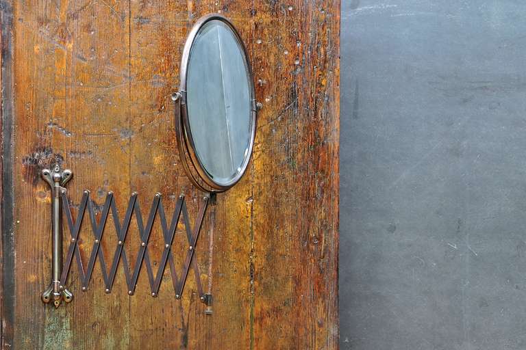 Viktorianische Industriezeitalter Oval Bronze getönten Schere Akkordeon Wandhalterung Spiegel (amerikanisch) im Angebot