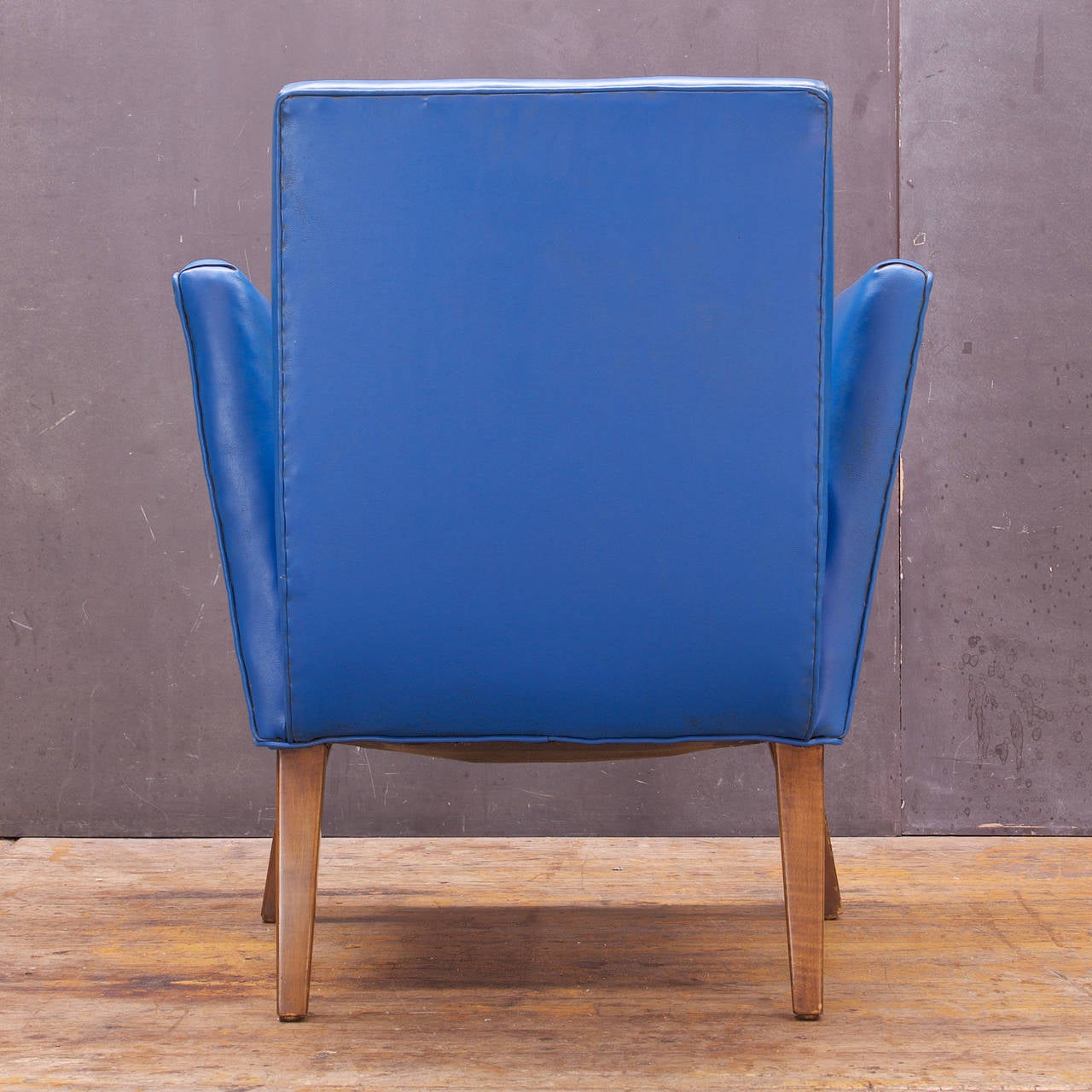 Mid-Century Jens Risom (Attributed) Blue Naugahyde Walnut Club Chair In Good Condition In Hyattsville, MD